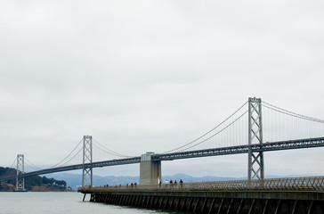 Fototapeta na wymiar San Francisco Bay Bridge w pochmurny dzień