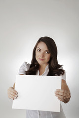 Naklejka premium young woman holding up white card