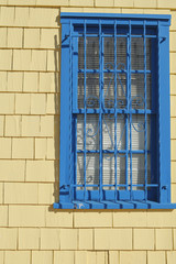 マリナデルレイと黄色い建物と青い窓枠