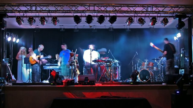 Indivia_on_stage_12