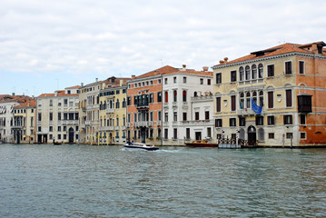 Fototapeta na wymiar Venice buildings on the grand canal in Cannaregio area