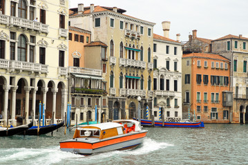 Fototapeta na wymiar Venice along the grand canal in Cannaregio area.
