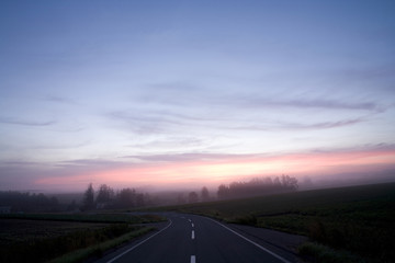 朝焼けの道路