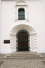 Fototapeta na wymiar Bramy i okna na elewacji starego kościoła rosyjskiego.