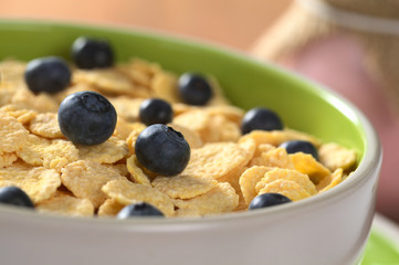 Sweet corn flakes with fresh blueberries