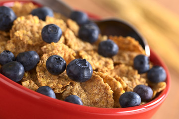 Wholewheat flakes with fresh blueberries