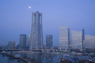 みなとみらいと月