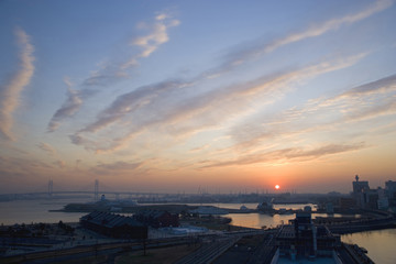 横浜港と朝日
