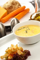 Cream soup with toasts