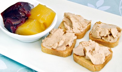 Aperitivos de paté con salsa de frutas