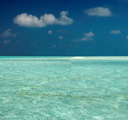 Fototapeta na wymiar Sand bank at Maldives