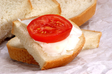 hausgemachter Schmalz mit Tomatenscheibe auf Brot