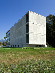 Fototapeta na wymiar palazzina moderna in beton