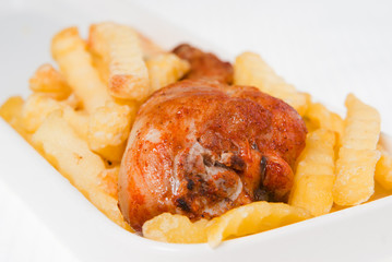 Pommes mit Hühnchen lecker serviert