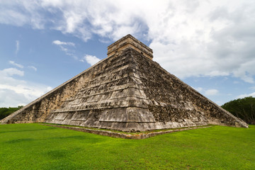 Fototapeta na wymiar Piramida Chichen Itza na Jukatanie - Meksyk