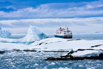 Fototapete Antarktis Großes Kreuzfahrtschiff