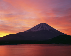 Fototapeta premium 朝焼けの富士山