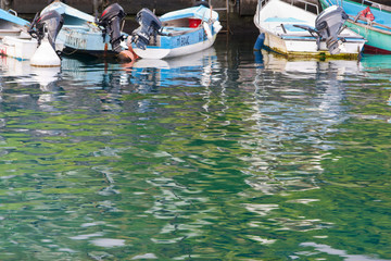 Fototapeta na wymiar reflets dans port de pêche de Sainte Rose, île de la Réunion