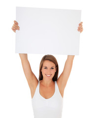 Junge Frau hält Hinweisschild hoch