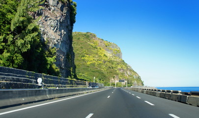 Route du littoral en bordure de mer, La Réunion © Prod. Numérik
