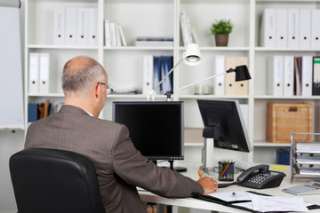 geschäftsmann arbeitet am schreibtisch