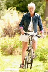 Obraz premium Senior woman with her bicycle