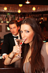 Frau mit Cocktail