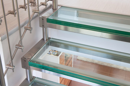 Moderne Glastreppe