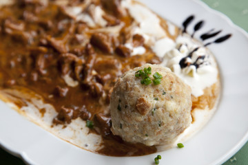 SCHWAMMERLGULASCH MIT KNÖDEL© Herby Meseritsch