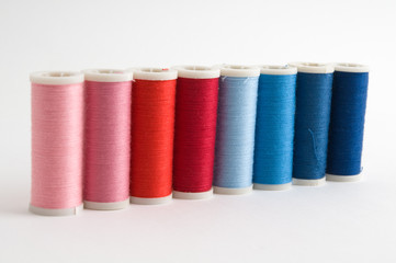 Nähgarnspulen in Rot- und Blautönen