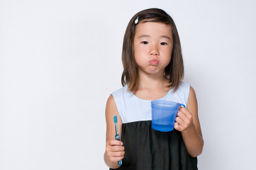 歯磨きをする女の子