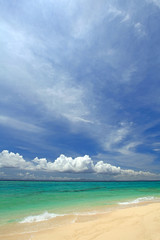 コマカ島の美しいビーチと空に浮かぶ白い雲