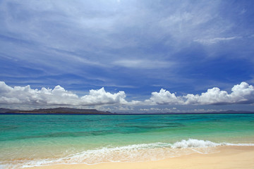 エメラルドグリーンの海と夏の空