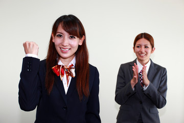 成功を喜ぶ二人のオフィスレディー
