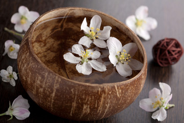 Fototapeta na wymiar white flowers in bowl