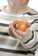 homme avec des oeufs