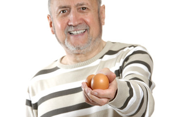 homme avec des oeufs