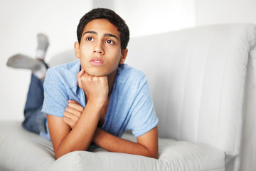 junger Mann auf der Couch