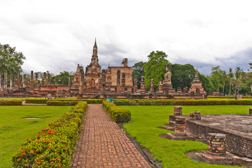 Fototapeta premium Overall of wat mahatat and walkway in sukhothai