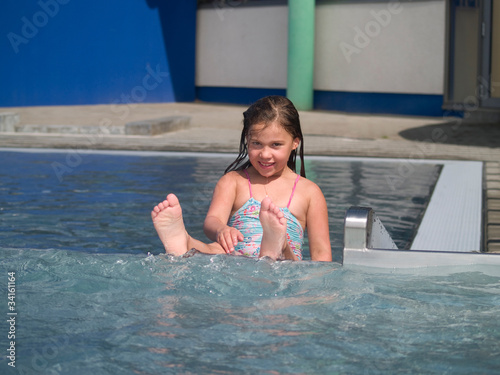 Im Schwimmbad Mädchen Nackte Im Schwimmbad Mädchen Nackte