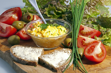 Breakfast platte with eggs and tomatoes