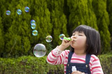 シャボン玉をする女の子