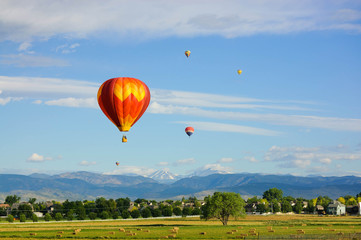 Naklejka premium Hot air balloons flying over tranquil landscape