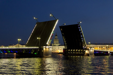 Fototapeta na wymiar Дворцовый мост в Санкт-Петербурге