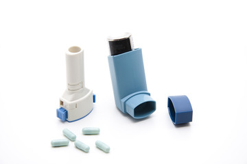 Inhaler mit Pulver und Spray