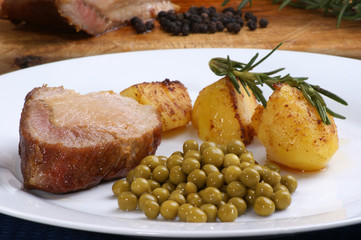 Schweinebraten mit Röstkaroffeln und Erbsen