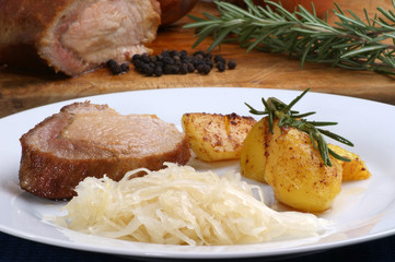 Schweinebraten mit Röstkaroffeln und Sauerkraut