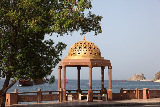 Pavilion mit golden cupola in Muttrah, Sultanate of Oman