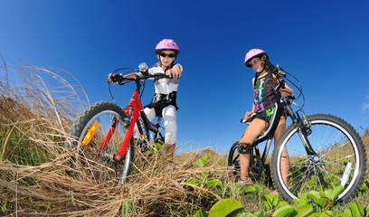 Enfants sur des vélos tout terrain. - obrazy, fototapety, plakaty