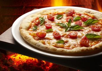 pizza nel forno a legna